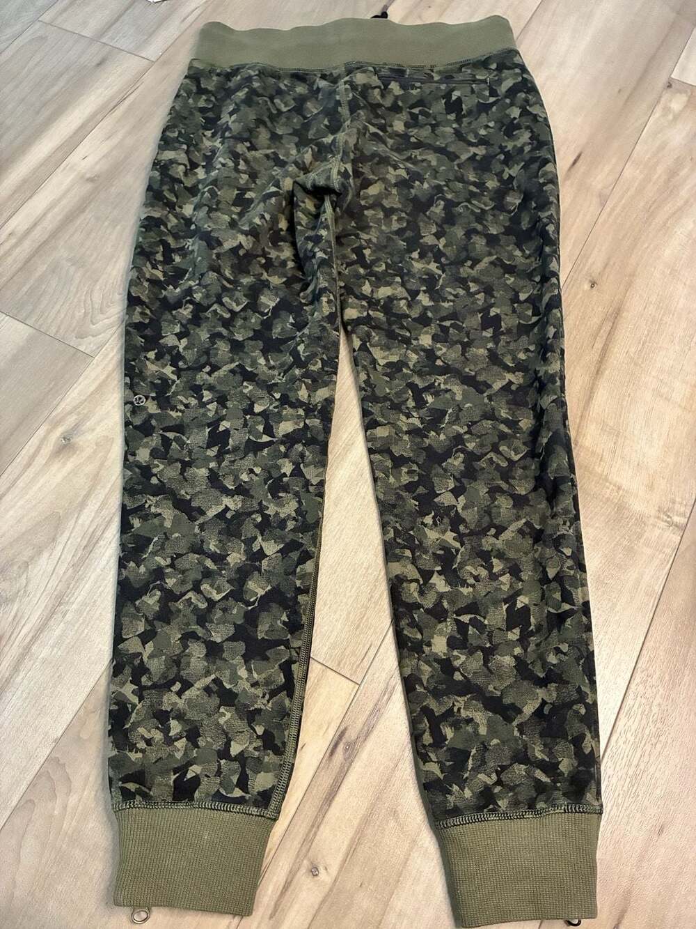 Lululemon Scuba Jogger 28" Incognito Camo Multi Gator Green Pink Zipper Size 6